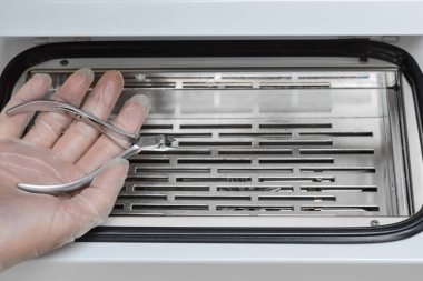 Sterilizasyon ve kuru sıcak hava sterilizatöründe dezenfeksiyon sonrası manikür ve pedikür..