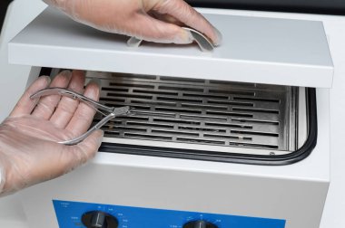 Kuru sıcak hava sterilizatöründeki bakteri ve viral enfeksiyonların sterilizasyon ve sterilizasyonundan sonra manikür ve pedikür forseps ile el..