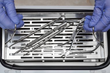 Otoklavda sterilizasyondan sonra manikür ve pedikür aletleri. Kuru sıcak hava sterilizatöründeki bakteri ve viral enfeksiyonlardan dezenfekte ediliyor.