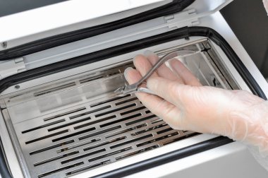 Sterilizasyon ve kuru sıcak hava sterilizatöründeki dezenfeksiyondan sonra manikür ve pedikür ile el..