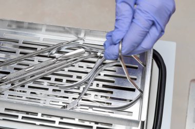 Kuru sıcak hava sterilizatöründe sterilizasyon ve dezenfeksiyon sonrası manikür ve pedikür aletleri.