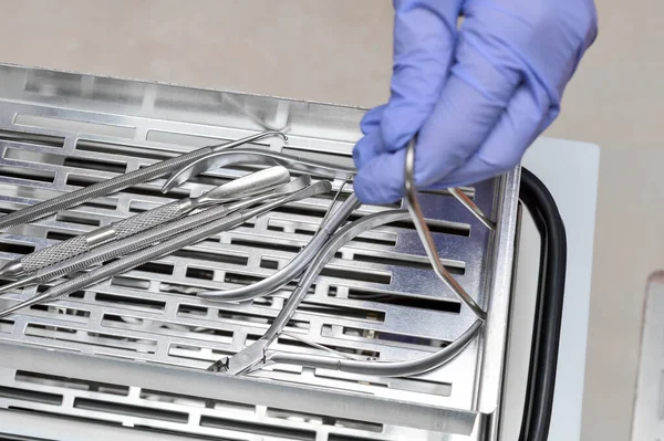 Kuru sıcak hava sterilizatöründe sterilizasyon ve dezenfeksiyon sonrası manikür ve pedikür aletleri.