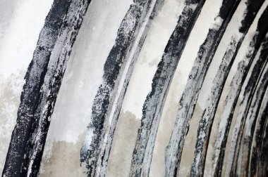 Terk edilmiş eski bir hangarın tırtıklı beton duvarının soyut arkaplanı, binanın gücünü ve dayanıklılığını simgeliyor, siyah beyaz tasarım öğesi ile boyanmış, metin alanı için kopyalama alanı