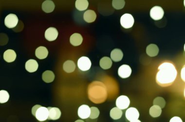 Bir gece şehrinin bulanık odaklanmış soyut ışıklarının arkaplanı