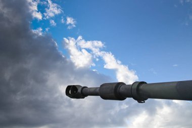 Kara fırtına bulutlarına karşı tank topu arka plan, savaş ve çatışma kavramı, gökyüzündeki boşluğu kopyala