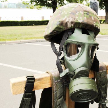 Askeri gaz maskesi ve miğfer yakın plan