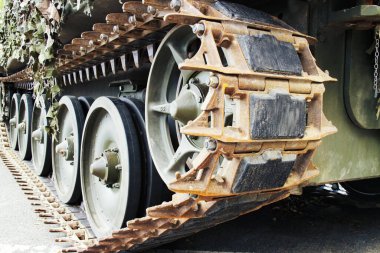 Kamuflaj ağlı askeri tankın ön manzara izleri ve tekerlekleri.