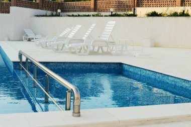 Metal parmaklıklı küçük çocuklar için havuzun bir parçası.