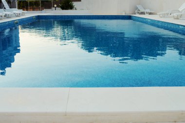 Tatil köyündeki mavi ve temiz su yüzme havuzu kullanıma hazır.