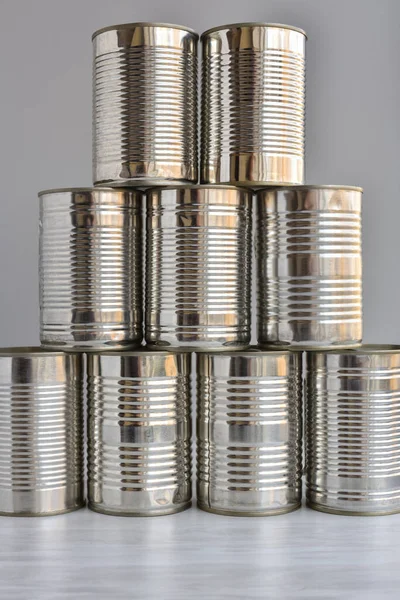 Metal kutular bir piramit şeklinde üst üste istiflenir.