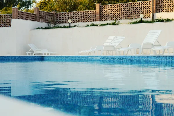 Tatil köyündeki yüzme havuzunda mavi berrak su.