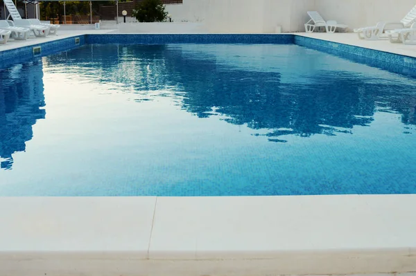 Tatil köyündeki mavi ve temiz su yüzme havuzu kullanıma hazır.