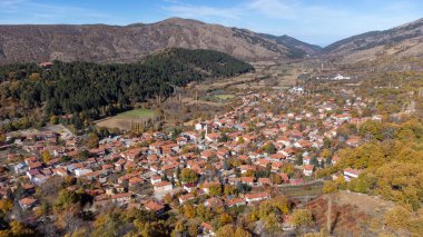 Dağlardaki güzel şehir manzarası 