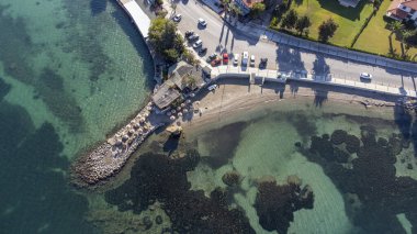 Deniz kıyısının havadan görünüşü 