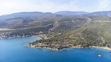 Adalı ve tekneli deniz manzarası
