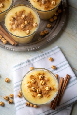 Boza veya Bosa, geleneksel Türk içkisi ve kızarmış nohut.