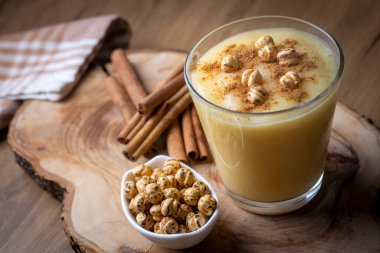 Boza veya Bosa, geleneksel Türk içkisi ve kızarmış nohut.