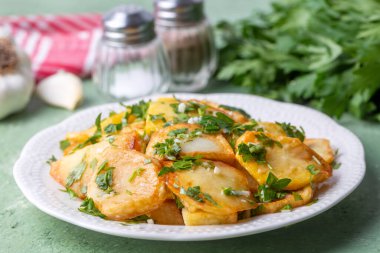 sarımsaklı ve otlu fırında patates