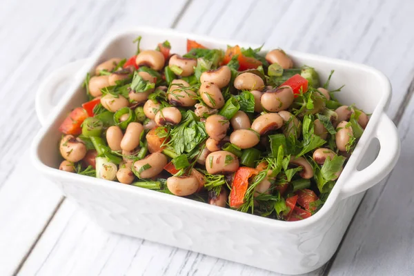 Geleneksel lezzetli Türk yemeği, kurutulmuş bezelye salatası (Türkçe adı: kuru borulce salatasi)