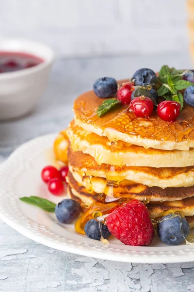 Здоровый Летний Завтрак Домашние Классические Американские Блины Свежими Фруктами Медом — стоковое фото