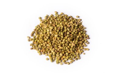 Beyaz zemin üzerine yeşil bezelye kurutulmuş