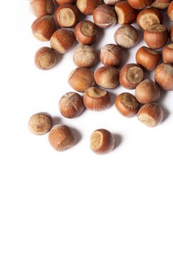 Fındıklar beyaz arkaplanda izole