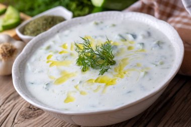 Geleneksel lezzetli aperatif; tzatziki (Türkçe adı; kakik)