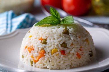 Yeşil bezelye, havuç ve tatlı mısırlı lezzetli sebze pilavı.