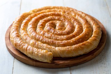 Türk Tepsi Boregi, Yuvarlak Borek, Tepsi hamur işi (Türkçe adı; rulo borek)