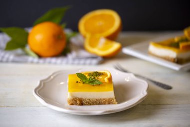 Lezzetli bir Türk tatlısı; portakallı, turuncu pastalı Etimek tatlısı, turuncu sütlü kek (Türkçe adı; Portakalli etimek tatlisi)