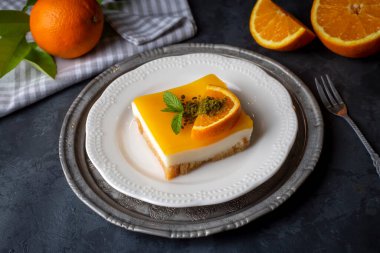 Lezzetli bir Türk tatlısı; portakallı, turuncu pastalı Etimek tatlısı, turuncu sütlü kek (Türkçe adı; Portakalli etimek tatlisi)