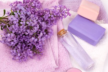 Leylak çiçek sabunu ve uçucu yağ, spa konsepti. 