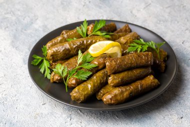 Geleneksel lezzetli Türk yemekleri; Dolma yaprak (Yaprak sarmasi)