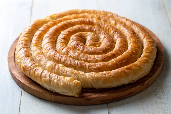 Türk Tepsi Boregi, Yuvarlak Borek, Tepsi hamur işi (Türkçe adı; rulo borek)