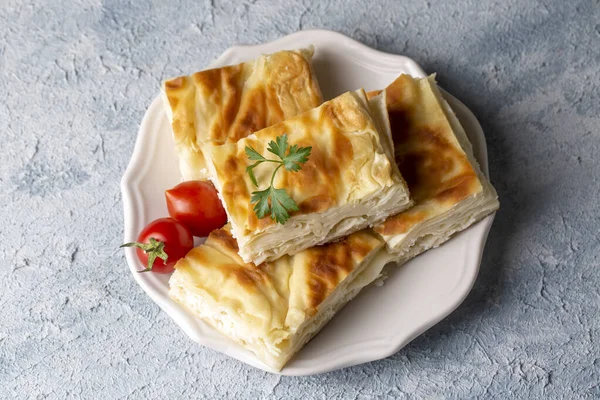 Lezzetli Türk yemekleri; tepsi hamur işi; (Türkçe adı; Su boregi)