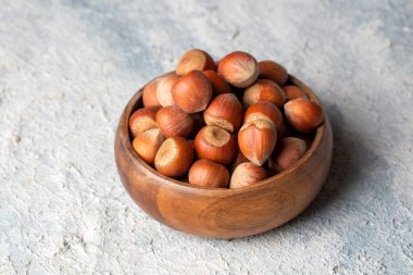 Beyaz arka planda kabuklu fındıklar