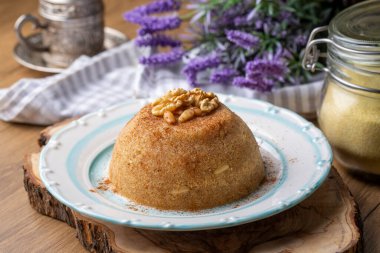 Geleneksel Türk irmik tatlı çöl halkası (Türkçe adı; irmik helvasi)