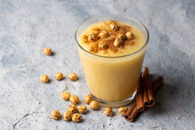 Boza veya Bosa, geleneksel Türk içkisi ve kızarmış nohut.