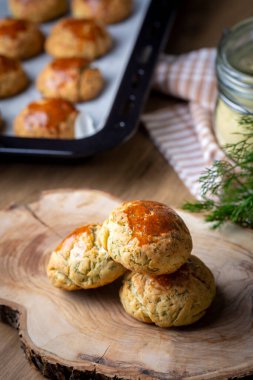 Lezzetli Türk yemekleri, dereotlu peynirli hamur işi, Türkçe adı; dere otlu peynirli pogaca