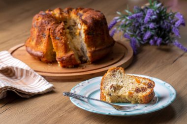 Lezzetli kurutulmuş meyveli pasta dilimlenmiş. Kurutulmuş meyveli kek. Pasta çok lezzetli, ev yapımı..