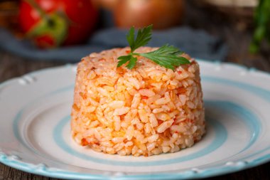 Geleneksel lezzetli Türk yemekleri; domatesli pirinç pilavı (Türkçe adı; Domatesli pirinc pilavi))