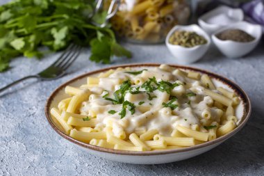 Lezzetli yemekler; Peynirli soslu makarna (Türkçe: peynirli makarna))