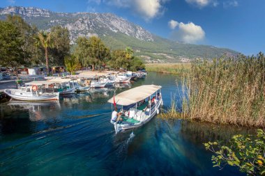 Kekova, Türkiye - 24 Ekim 2021: Türkiye 'de insanlar tekneyle Kekova ilçesini ziyaret ediyor. 