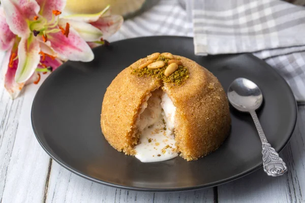 Dondurmalı Semolina Tatlısı Türkçe Adı Dondurmali Irmik Helvasi — Stok fotoğraf