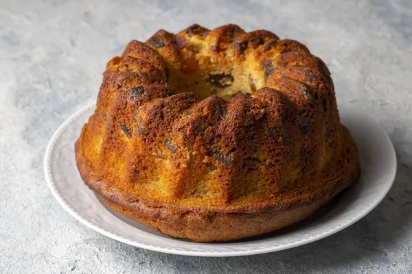 Lezzetli kurutulmuş meyveli pasta dilimlenmiş. Kurutulmuş meyveli kek. Pasta çok lezzetli, ev yapımı..