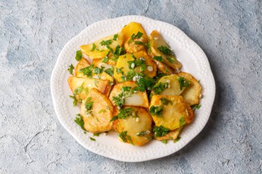 Otlu fırında patates, üst manzara.