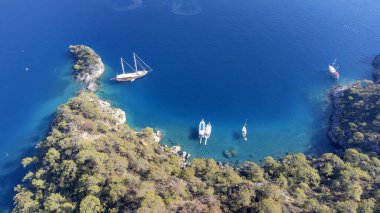 Deniz manzaralı ve yerel mimarisi olan güzel bir manzara.
