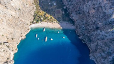 Teknelerle deniz manzarası