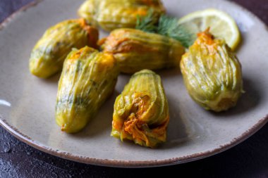 Geleneksel lezzetli Türkçe - Yunan mutfağı, Türk yemeği; doldurulmuş kabak çiçekleri (Türkçe adı; kabak cicegi dolmasi))