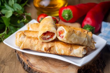 Pastirma (pastırma) ve çedar peynirli Türk Pacanga Boregi. Pastirmali Borek